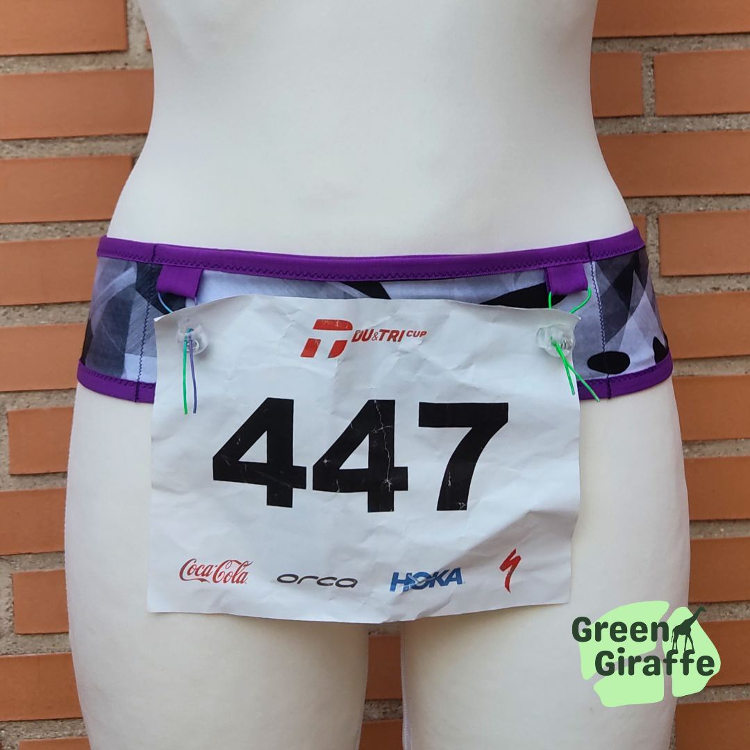 Camouflage: "RunPouch Running Belt with Camouflage pattern, ideal for outdoor and adventure activities.