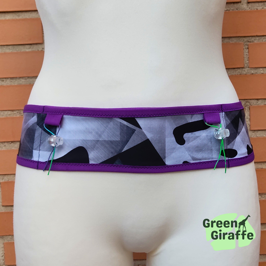 Camouflage: "RunPouch Running Belt with Camouflage pattern, ideal for outdoor and adventure activities.